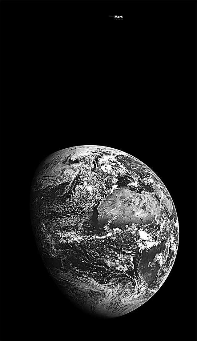Erde und Mars zusammen in einem Foto aus der Mondumlaufbahn aufgenommen