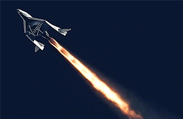 SpaceShipDos alas de plumas durante el segundo vuelo de prueba con motor