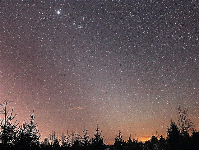 Komēta PANSTARRS šķērso ceļus ar zodiaka gaismu