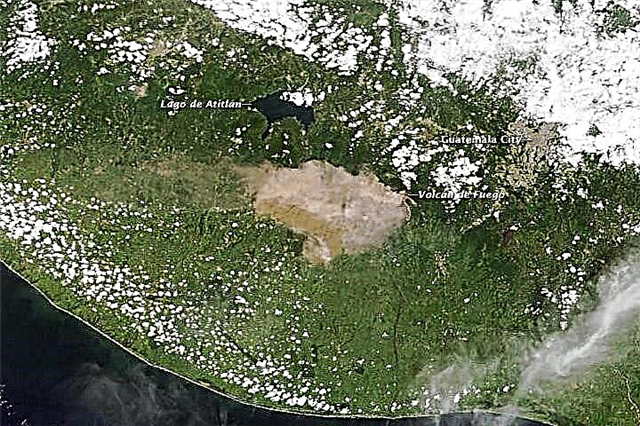 Vista satelital del volcán guatemalteco en erupción