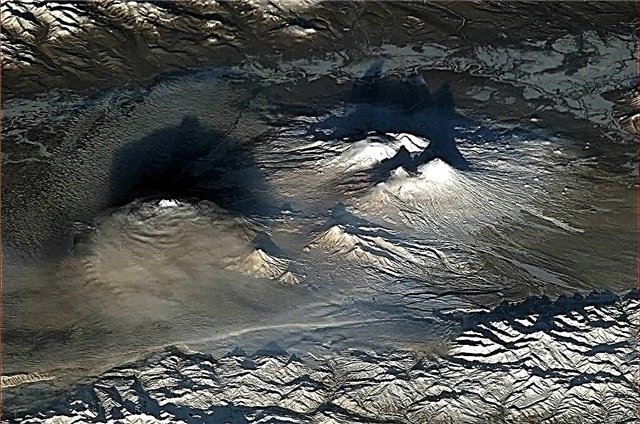 Prachtig uitzicht vanaf Orbit: Dramatic Volcanoes at Dawn