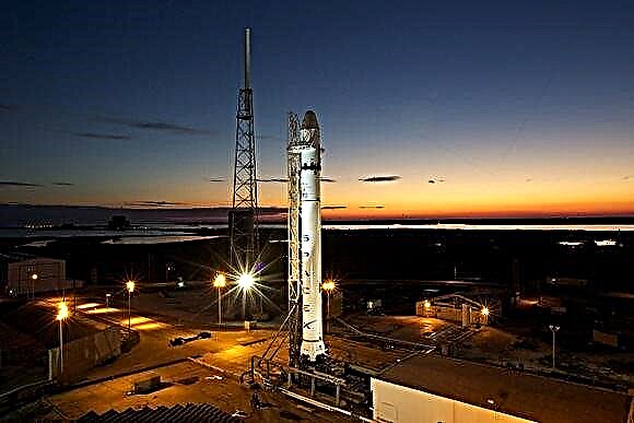 Fotogalleri: Falcon 9 Nå vertikalt på startplaten