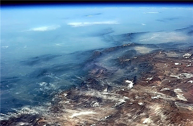 Une autre vue incroyable de la Terre: les Andes sous un brouillard bleu du Pacifique