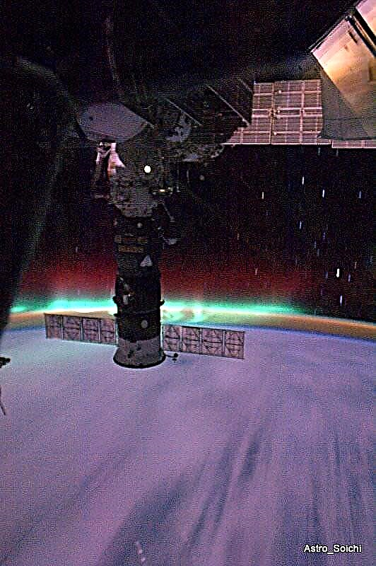 Nuostabi nuotrauka: ISS skraido per aurorą