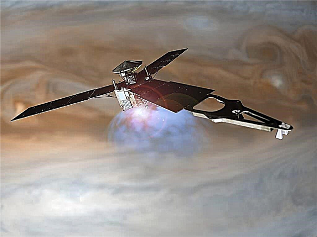 Juno Buzzes Júpiter a meros 4.300 km acima do topo da nuvem