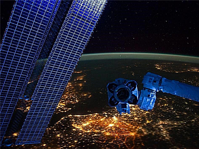 Increíble panorama de Europa occidental en la noche desde la estación espacial