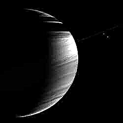 Ein Halbmond Saturn