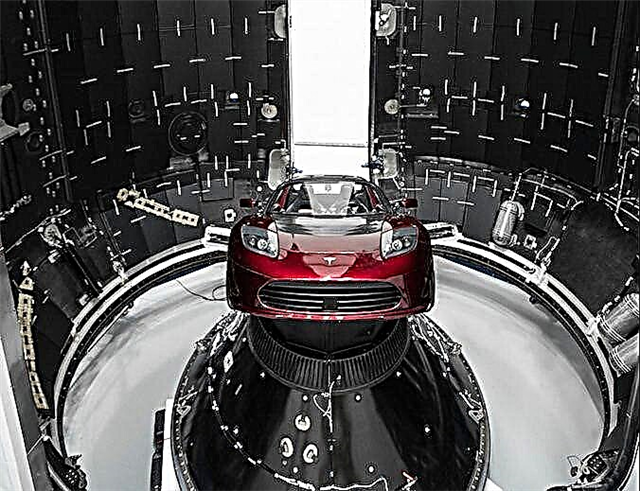 Rengdamasis pradėti savo inauguraciją, „Falcon Heavy“ gauna savo ypatingą krovinį - Musko „Tesla Roadster“!