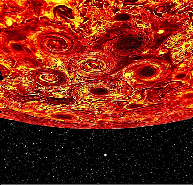 Mire maravillado las misteriosas tormentas polares geométricas de Júpiter
