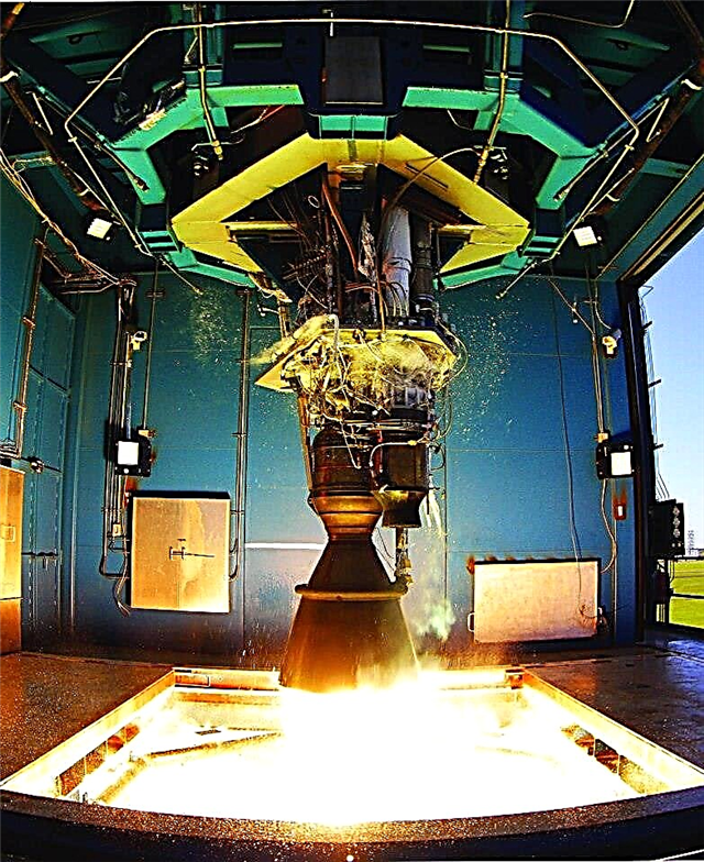 Въпреки тестовете на двигателя на Merlin Anomaly SpaceX се издига напред с амбициозен план за стартиране на края на годината, започващ на 15 ноември
