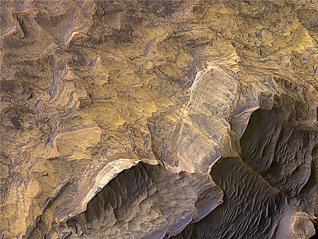 ربما تكون هذه طبقات من الحجر الرملي على سطح المريخ. جميلة على الاطلاق