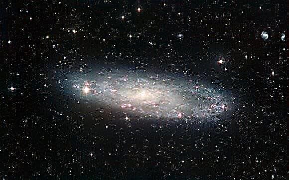 Vizinho empoeirado NGC 247 é um milhão de anos-luz mais perto do que se pensava