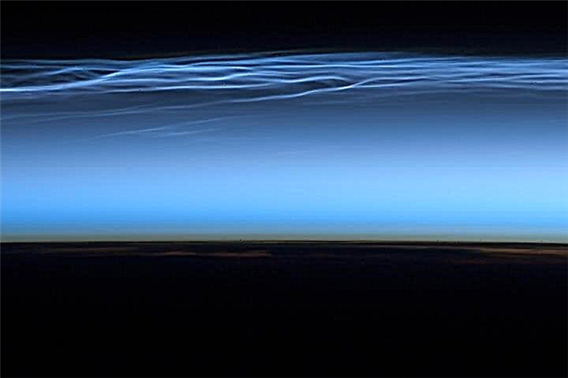 Mystiske natthindrende skyer set fra den internationale rumstation