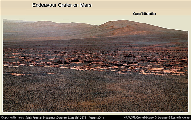 Opportunity Snaps Schitterende vergezichten die de uitlopers van de Giant Endeavour Crater naderen