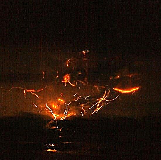 Neues Array erfasst Redoubt Volcano Lightning