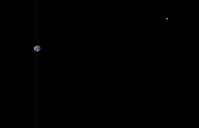 Hier ist die Erde und der Mond von OSIRIS-REx aus gesehen