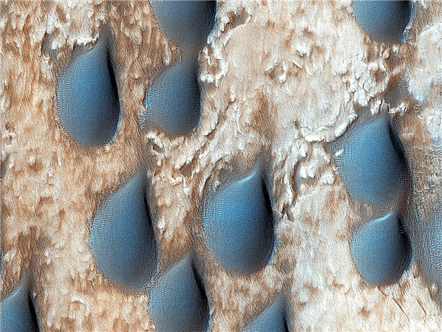 Het heeft lang niet op Mars geregend, maar deze zandduinen zien eruit als regendruppels en ze zijn gevuld met chemicaliën die in water zijn gemaakt