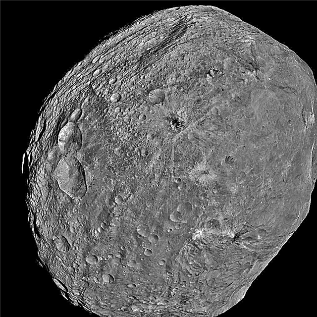 وكالة ناسا تكشف النقاب عن أول صور إطار كامل مثيرة لـ Vesta من Dawn