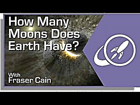 Kiek mėnulių turi žemė?