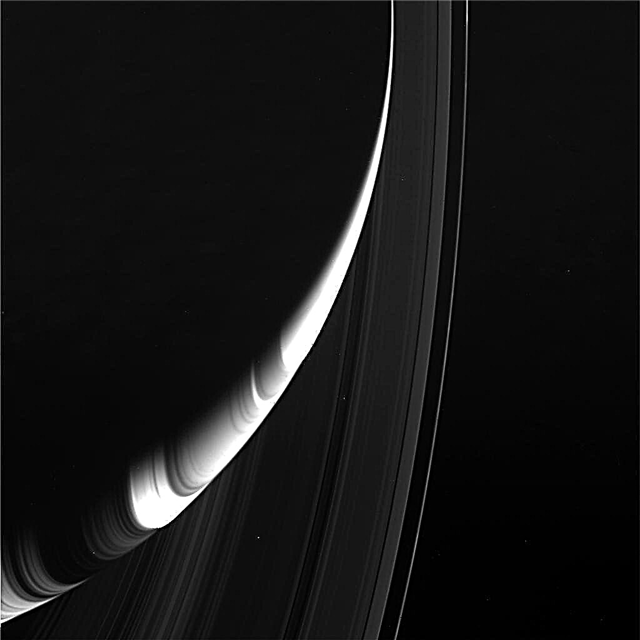 Anillos de surf de Saturno en increíbles imágenes de Cassini sin procesar de esta semana