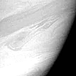 Saturnian stormar på väg att smälta samman
