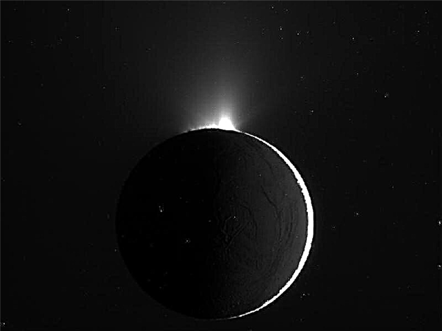 ¿Somos simplemente 'afortunados' de ver actividad en Encelado?