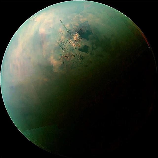 Kutub Utara Titan Sarat dengan Tasik