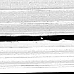 New Moon per Saturno fa onde sugli anelli