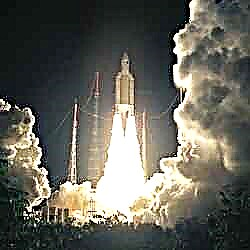 Ariane 5 взрывается с двумя спутниками