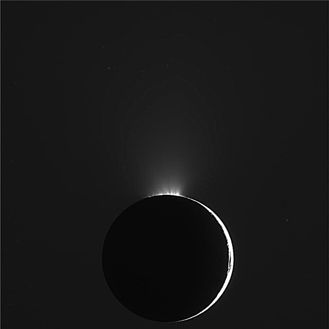Fabuloso! Enceladus Raw Imagens de Flyby