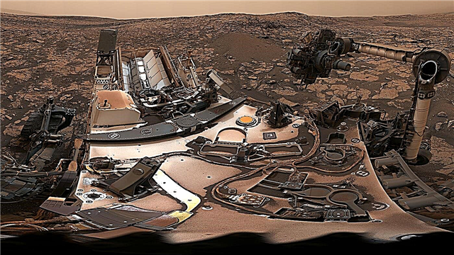L'image bizarre est une vue à 360 degrés autour de la curiosité sur Mars