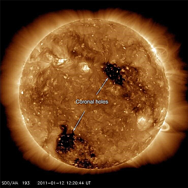Agujeros en la corona del sol en 2 D, 3 D y video
