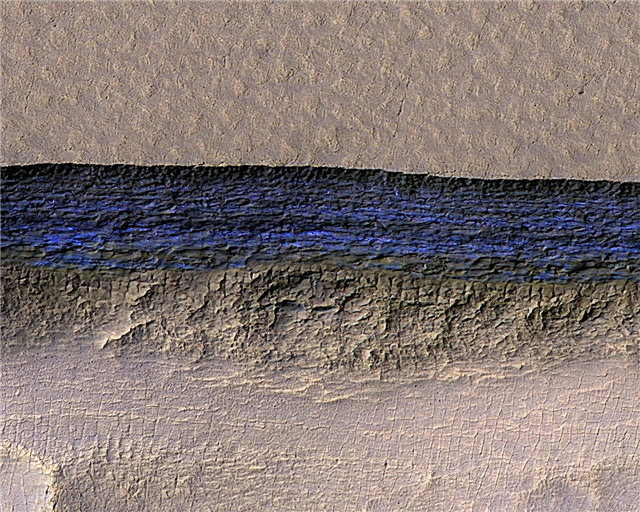 Foile enorme de gheață găsite ascunse chiar sub suprafața lui Marte