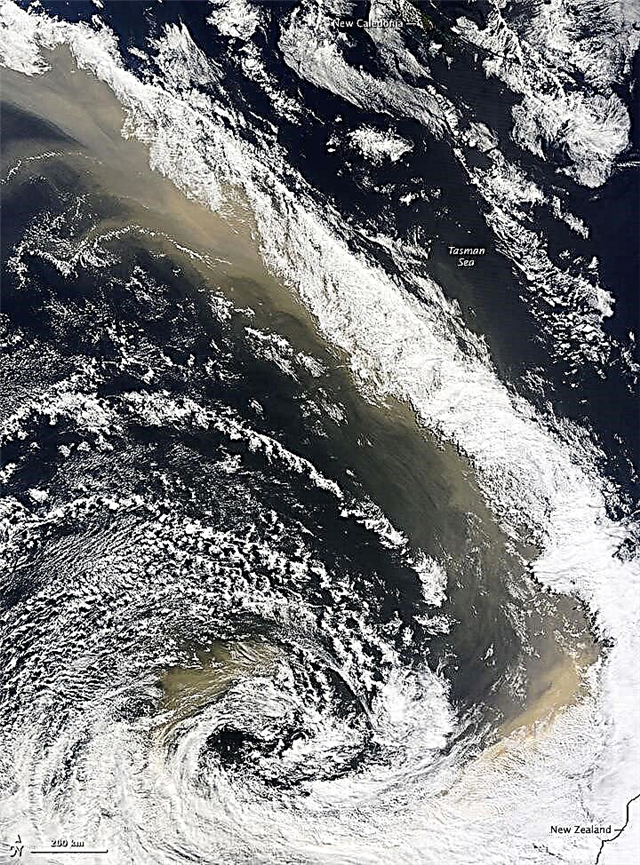 Desde el espacio: enorme río de polvo sobre Australia
