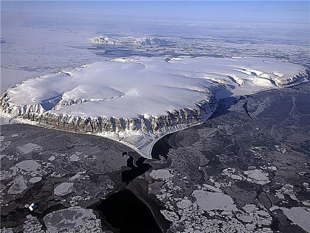 NASA-Wissenschaftler schweben über einer Mini-Eiskappe
