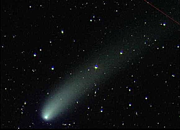 새로 발견 된 혜성 루트는 목성에서 몰래 빠져 나가지 만 지구 영향의 위험을 줄입니다.