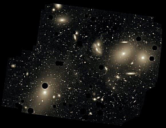 Nieuw, diep beeld van Virgo Cluster onthult Galaxy Cut Short in zijn jeugd