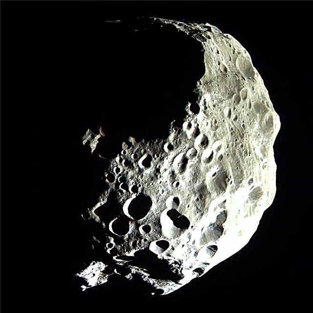كاسيني يعرض فيبي ككوكب أكثر من القمر