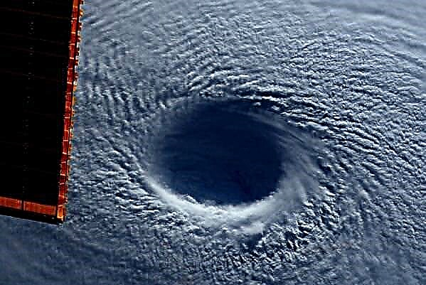 عين الإعصار مايساك تبدو "مثل الثقب الأسود" من مجلة Space - Space