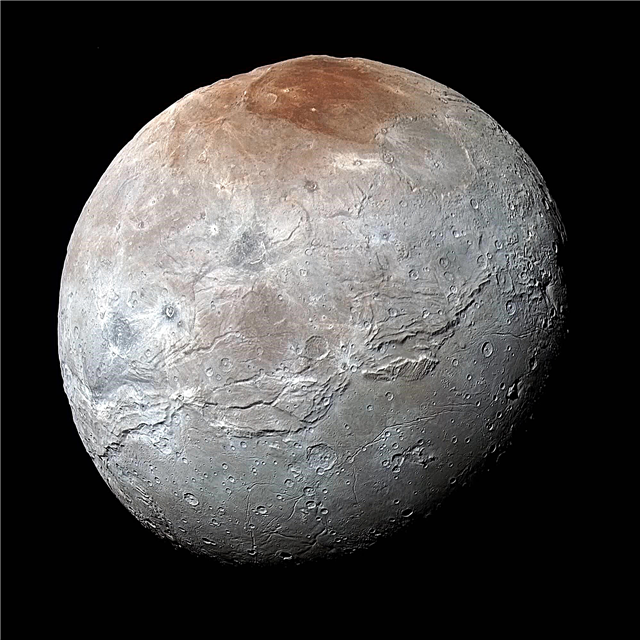 Charon led overraskende titaniske oppturer i ferske bilder fra New Horizons