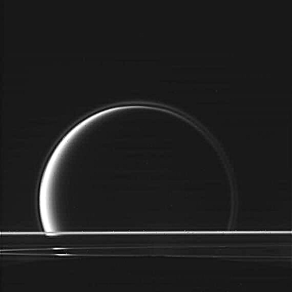 Cassini의 최신 Flyby에서 가져온 Enceladus의 놀라운 이미지