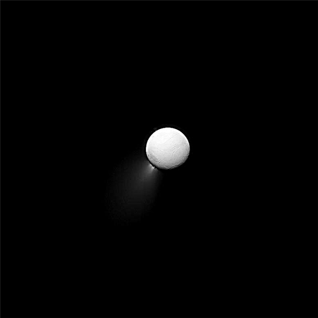 Ein großartiger Blick auf Enceladus, den Jet-Powered Moon