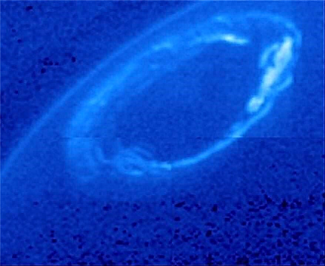 Video Muzik Dari Saturnus Menunjukkan Pertunjukan Cahaya Aurora yang Memukau