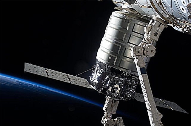 أول سفينة شحن Cygnus من فيرجينيا في أرصفة عامين في محطة الفضاء