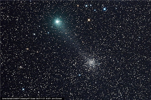 Sagitta 비디오의 혜성 Garradd C / 2009 P1 교차점 M71 구상 성단