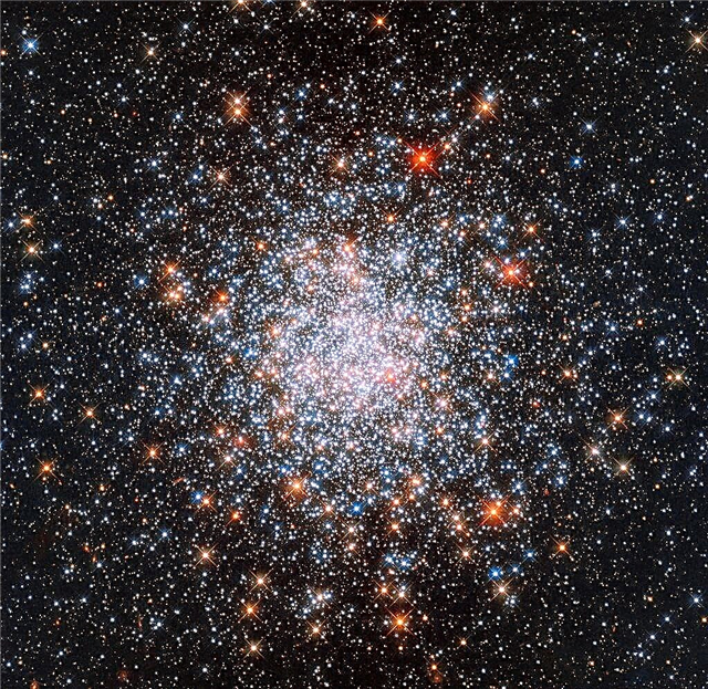 Някои от звездите в този клъстер са почти толкова стари, колкото самата Вселена, докато други са формирани във второ поколение. Изглежда едновременно млад и стар