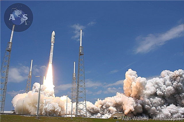 Супер секретен шпионски сателит се издига зрелищно до космоса на борда на Atlas V бустер от нос Канаверал - стартира галерия