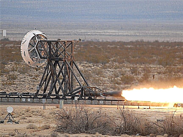 Foom! Lángoló rakéta szán tesztek ejtőernyős a Mars űrhajó