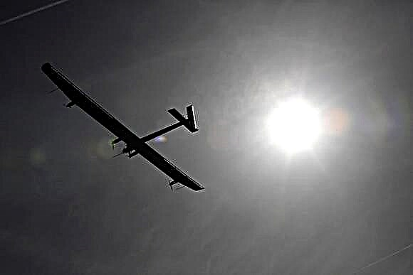 Avión de energía solar hace viaje inaugural