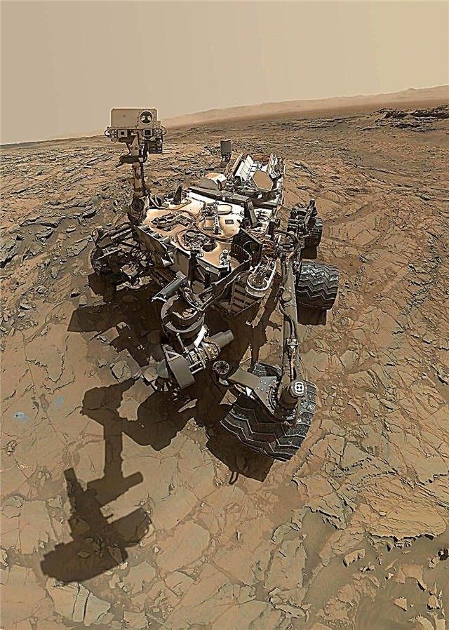 Radovednost Snaps 'Big Sky' Drill Site Selfie v vznožju Martian Mountain